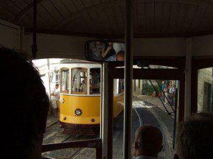 Lissabon / in der 'Eletrico' durch die Gassen der Alfama