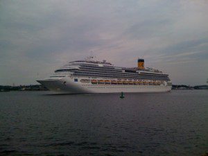 Costa Pacifica beim Auslaufen aus dem Hafen Kiel, 16.7.2011