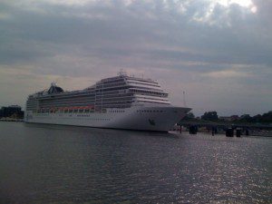 MSC Poesia kurz vor dem Auslaufen aus dem Hafen Kiel, 16.7.2011