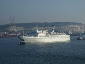 MS-Maxim Gorkiy beim Einlaufen in den Hafen von Dover am 14. September 2007