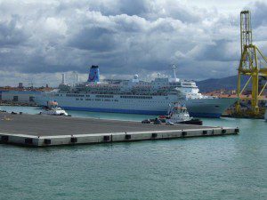 MS-Thomsom Celebration im Hafen von Livorno am 15. April 2008