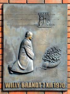 Bronzetafel Denkmal Kniefall von Warschau , Foto wikipedia / Szczebrzeszynski