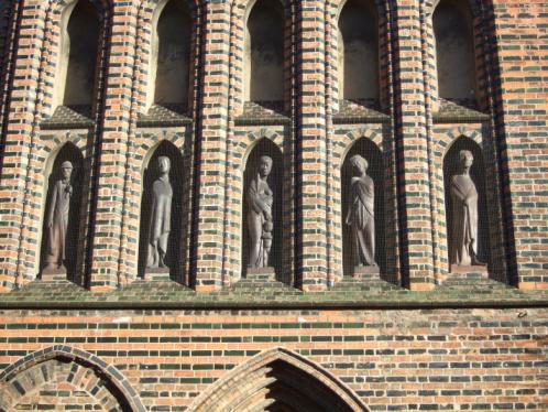 Gerhard Marcks: Brandstifter, Jungfrau, Mutter und Kind, Kassandra und Prophet. Nischenfiguren in der Westfassade von St. Katharinen, Lübeck