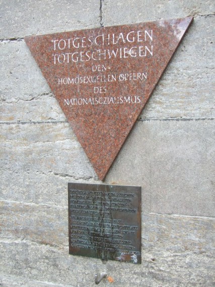 Rosa Winkel - Gedenktafel für die im Nationalsozialismus verfolgten Homosexuellen, Berlin Nollendorfplatz