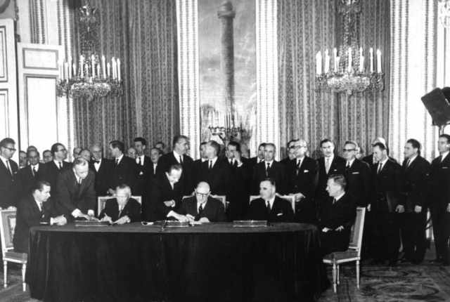 Unterzeichnung Élysée-Vertrag, Paris 22. Januar 1963 (Bundesarchiv, B 145 Bild-P106816 / Unbekannt / CC-BY-SA 3.0)