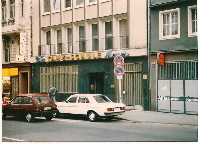 SCHULZ bei Übernahme 1984, Fassade mit 'Die Tanzschule Meyer'
