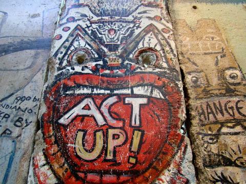 ACT UP Graffiti an einem Teil der Berliner Mauer (aufgenommen 2008 im 'Newseum, USA, Foto: Queerbubbles)