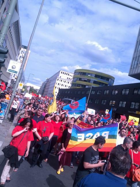 Tausende Demonstranten auf der Rudi-Dutschke-Strasse