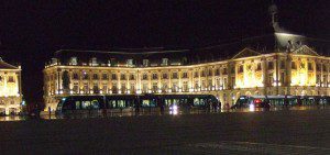 Bordeaux Stadtführung schwul lesbische Geschichte: Platz vor der Börse nachts, mit neuer Straßenbahn