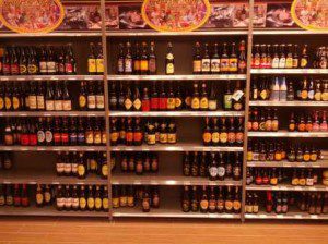 Lille Stadt der Biere - Bier-Regal in einem Innenstadt-Supermarkt