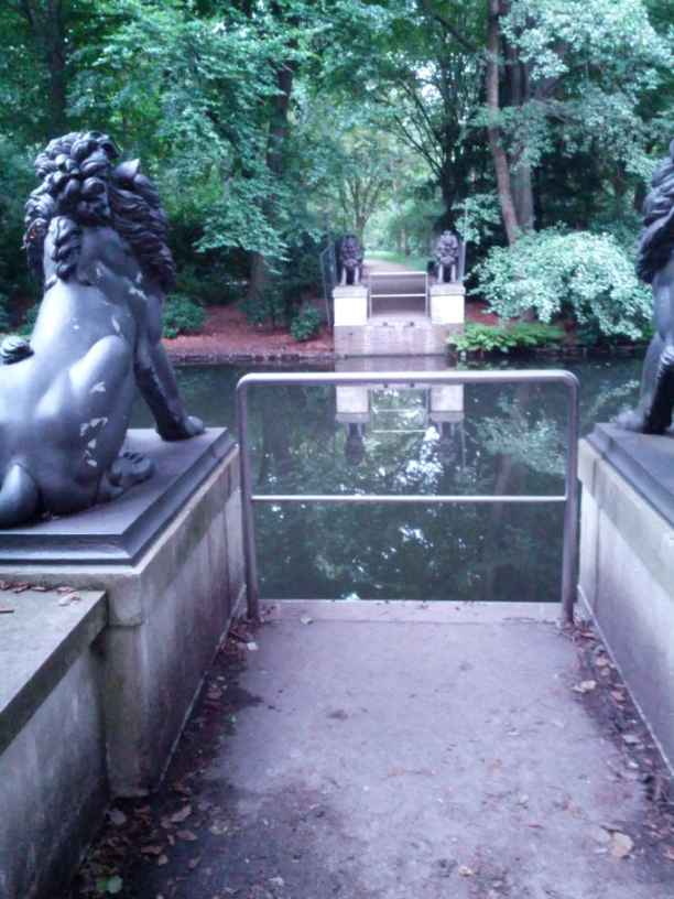 die ehemalige Loewenbruecke im Tiergarten im August 2014