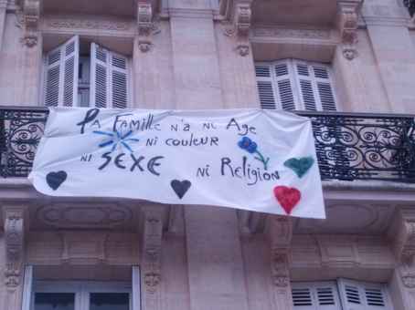 Familie hat kein Alter, kein Geschlecht, keine Religion - Transparent in Bordeaux, Oktober 2014