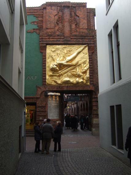 Bremen Böttcherstraße Portal mit 'Lichtbringer'