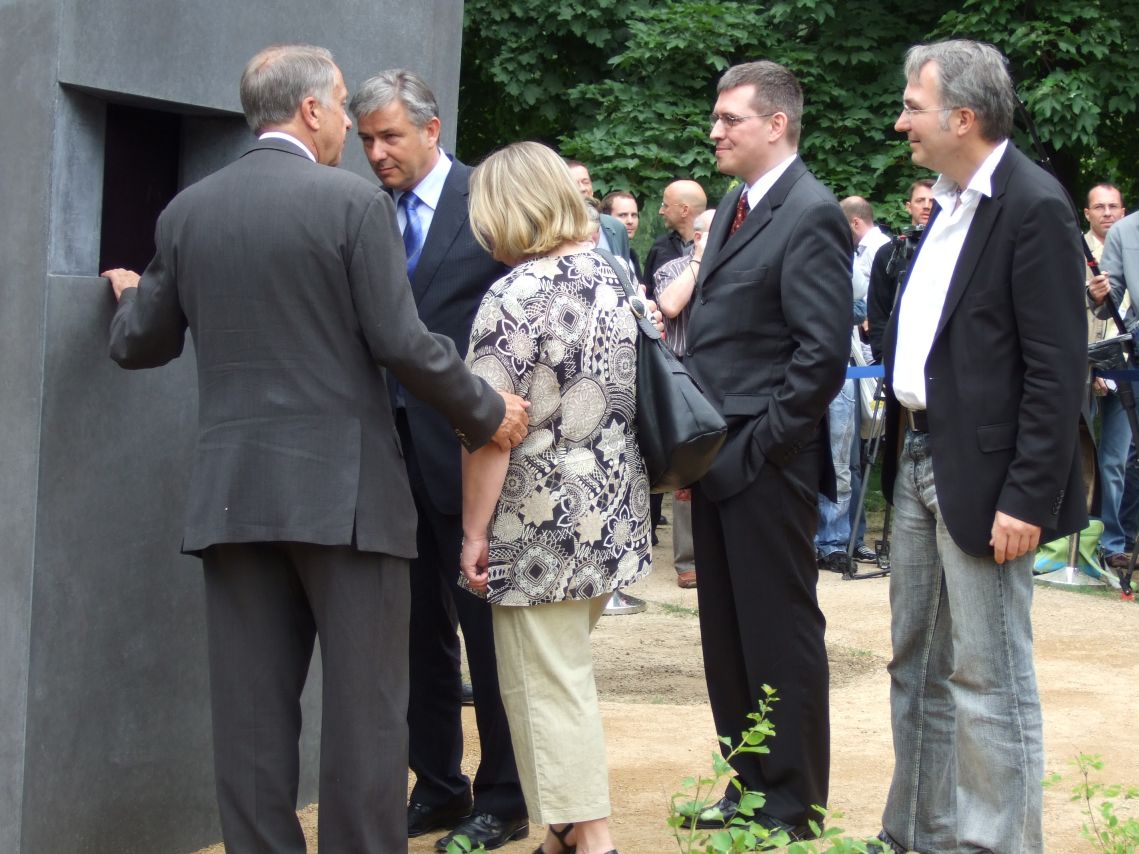 Denkmal für die im Nationalsozialismus verfolgten Homosexuellen Einweihung am 27. Mai 2008