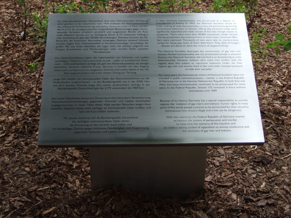 Erläuterungstafel am Denkmal für die im Nationalsozialismus verfolgten Homosexuellen