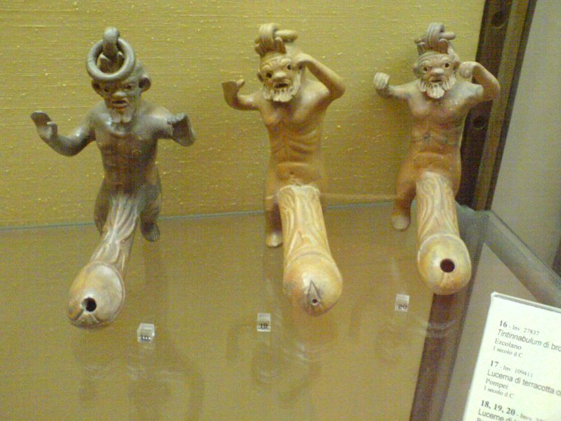 Satyrn darstellende Terrakotta-Figuren