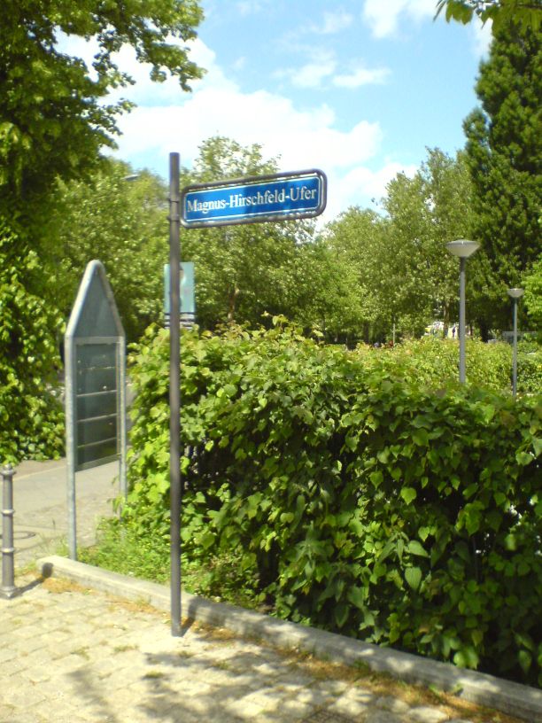 Magnus-Hirschfeld-Ufer Schild nahe Lutherbrücke