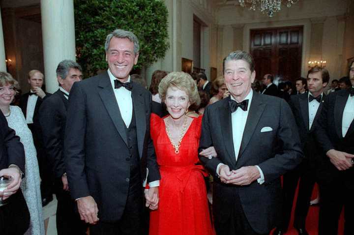 die Reagans mit Rock Hudson im Mai 1984, wenige Wochen bevor bei ihm HIV diagnostiziert wurde (Foto: White House / public domain)