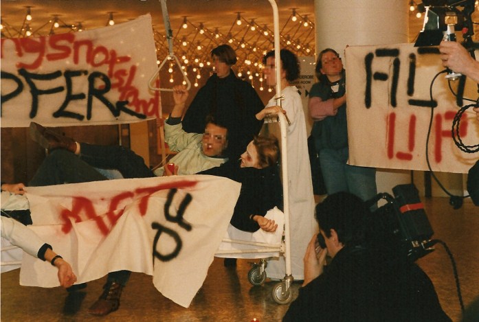 ACT UP  protestiert gegen Pflegenotstand, 1990 Hamburg © Foto U.K. Bäcker