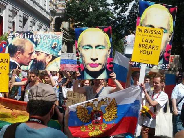 Putin und Europa – ein Plakat verdeutlicht Putins Verachtung für die Werte des Westens – Proteste gegen Homophobie in Russland bei der Parade CSD Hamburg 2013