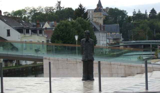 Denkmal für 'Monsieur le Maitre', Denkmal von Li Xiaochao in Montargis