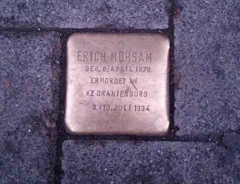 Stolperstein zum Gedenken an Erich Mühsam vor dem Buddenbrookhaus