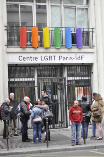 Aktivisten vor dem Centre LGBT Paris IdF am Internationalen Tag gegen Homophobie 2012 (Foto: LGBTI75)