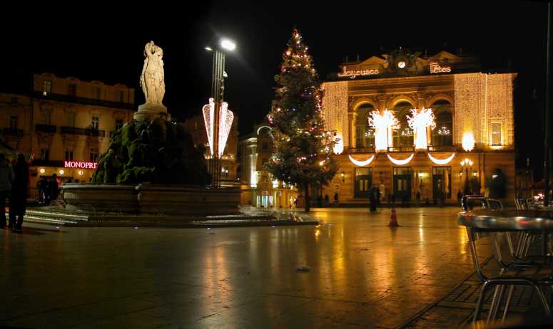 La place de la Comédie (Montpellier, Hérault) mit Weihnachtsbeleuchtung (Foto: ByB)