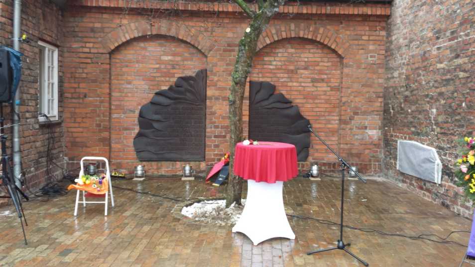 Gesamtsituation des Gedenkorts, rechts das noch verhüllte Denkmal für im Nationalsozialismus verfolgte Homosexuelle in Lübeck