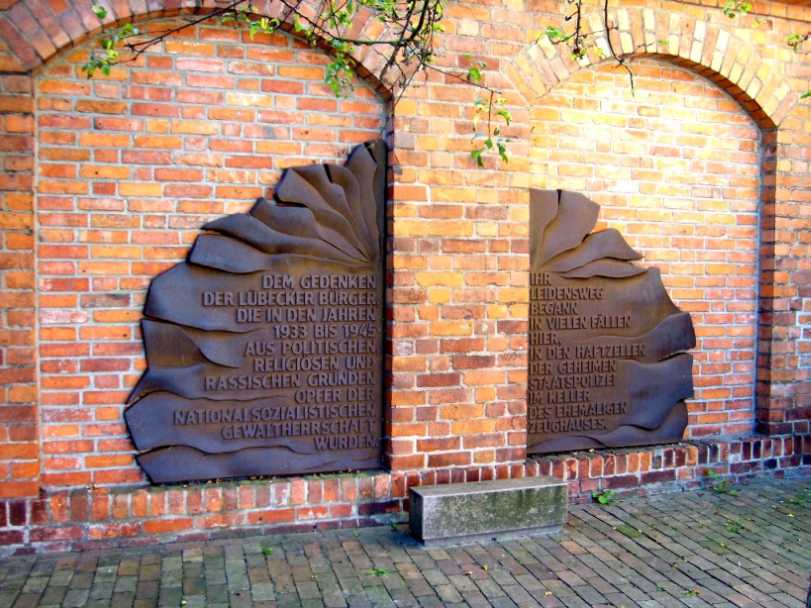 noch ohne Denkmal für im Nationalsozialismus verfolgte Homosexuelle in Lübeck: Gedenkstätte Opfer des Nationalsozialismus in Lübeck im Jahr 2008 (Foto: Kresspahl / cc-zero)