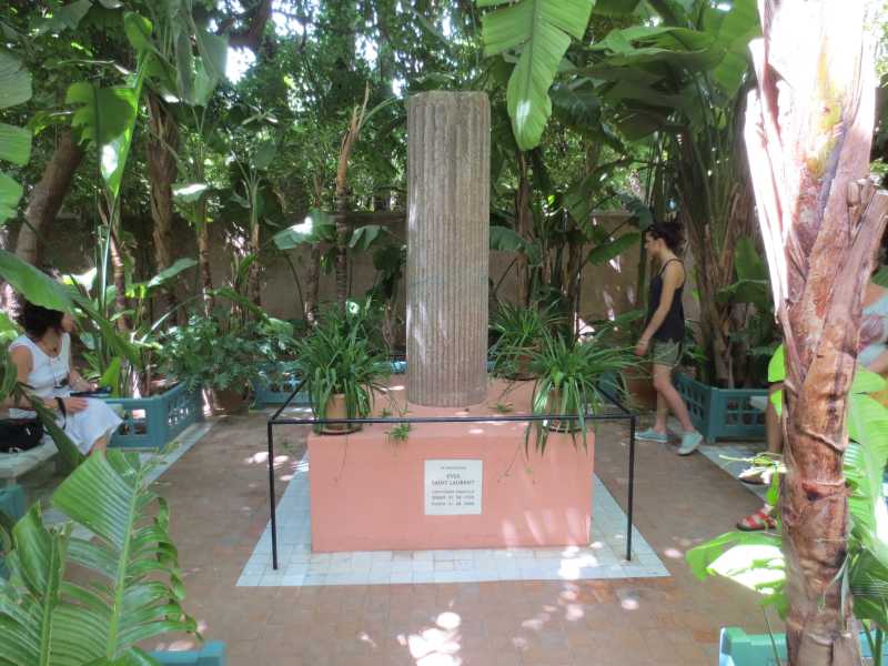 Yves Saint-Laurent Gedenksäule im Jardin Majorelle in Marakesch (Foto: Arnaud25, Lizenz cc-by-sa 3.0)