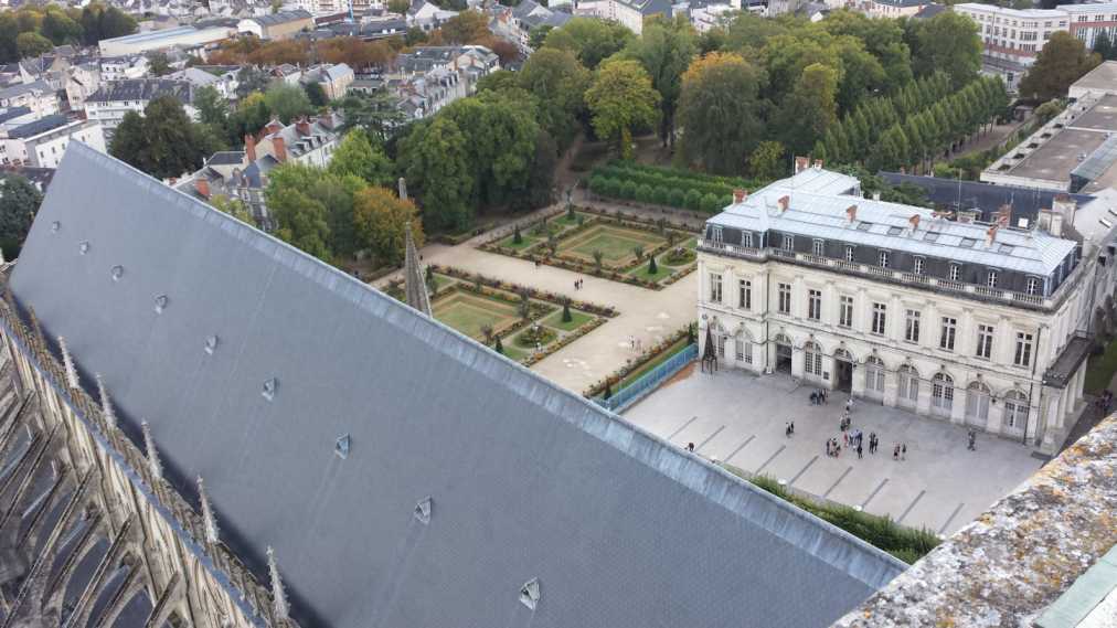 Bourges - Palais archiépiscopal unmd Gartenh, vom Turm der Kathedrale aus gesehen