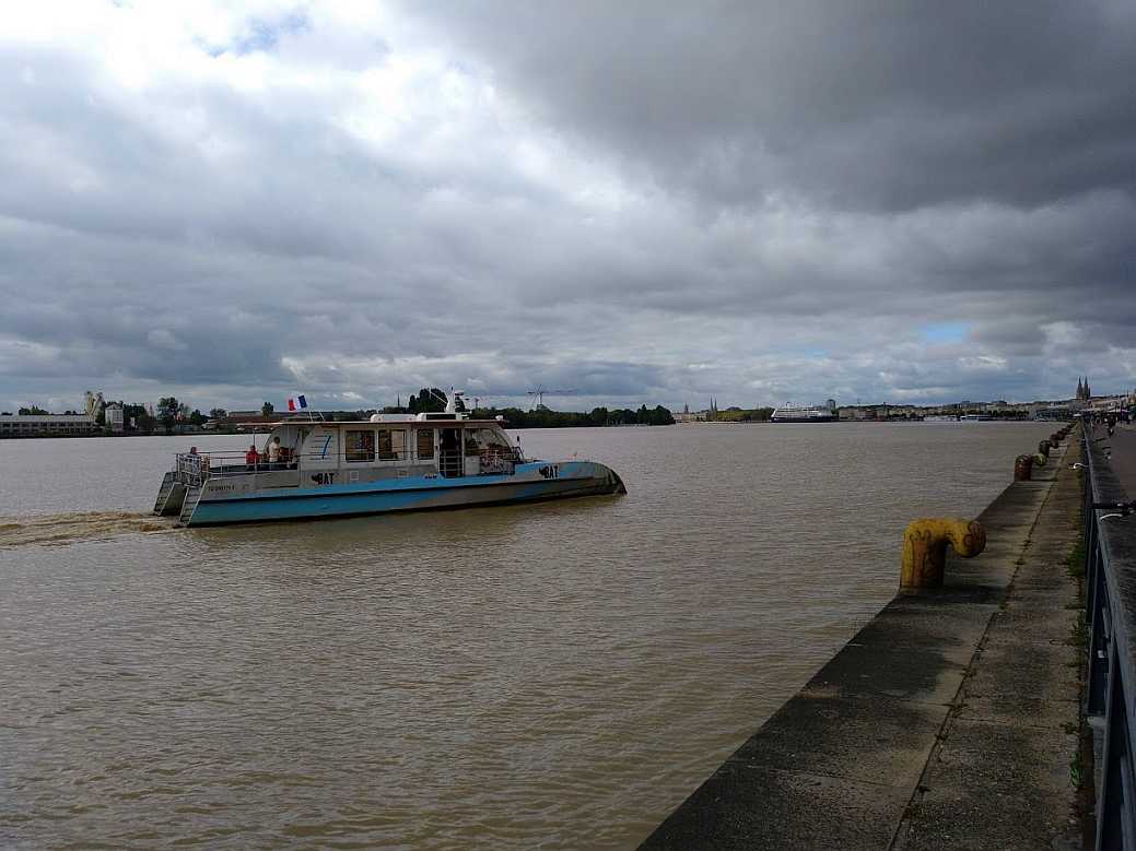 eine Fähre von Bat3 vor den Hangars in Bordeaux im September 2018