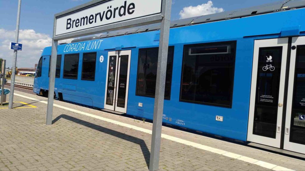 Brennstoffzellen-Antrieb: Alstom Coradia iLint 2019 im Bahnhof Bremervörde