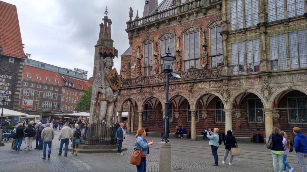 Der Bremer Roland vor dem Rathaus im Juli 2019