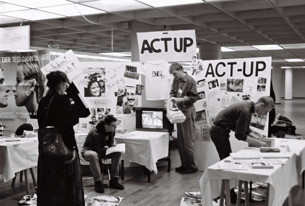 Stand von ACT UP, rechts Andreas Salmen (Foto © Florian Wüst, 1990 ) 