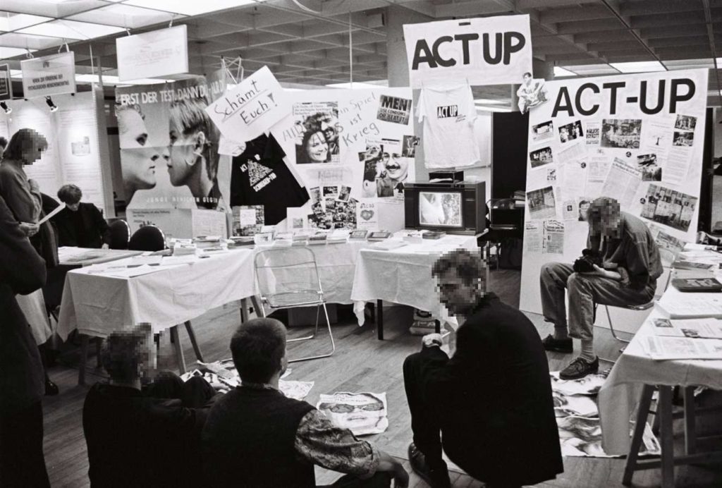  Stand von ACT UP beim Aids-Kongress 1990 in Hamburg (Foto © Florian Wüst, 1990 )  