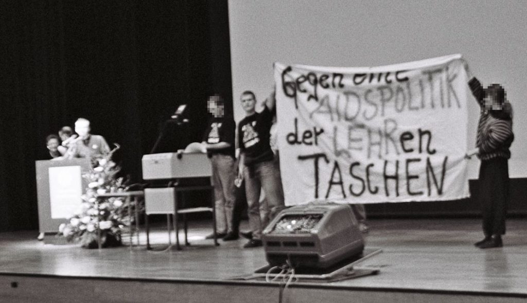 'Gegen eine AIDS-Politik der LEHRen Taschen - ACT UP Proteste gegen die Aidspolitik der damaligen Bundesgesundheitsministerin Lehr (Foto © Florian Wüst, 1990 )