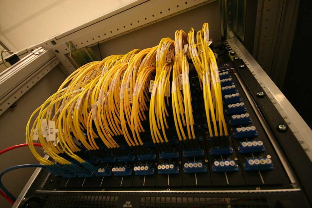 Coronavirus Internet Zugang gewährleistet? - Optisches Patchpanel am AMS-IX - Fabienne Serriere - http://fbz.smugmug.com/gallery/4650061_iuZVn/5/282300855_hV8xq#282337724_tZqT2 - Lizenz  CC BY-SA 3.0