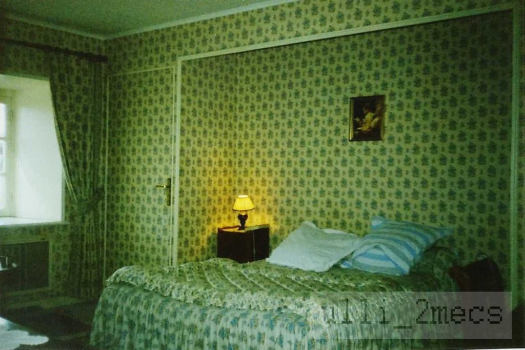 Hotelzimmer in der Bretagne März 1990 Foto Ulrich Würdemann CC BY 4.0)     