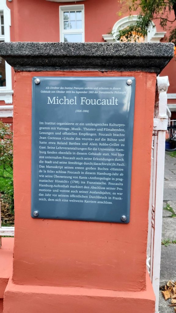 Gedenktafel für Michel Foucault am Eingang des Institut francais in Hamburg seit 2019