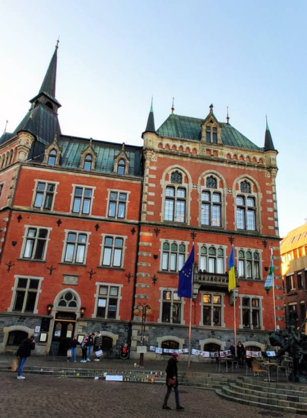 Oldenburg gegen den Krieg - Ukrainische Flagge, EU-Flagge Flagge 'Mayors for Peace' vor Rathaus Oldenburg
