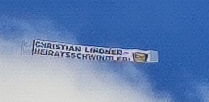 ' Christian Lindner Heiratsschwindler ' - Banner hinter einem Werbeflugzeug, Sylt 11. Juli 2022
