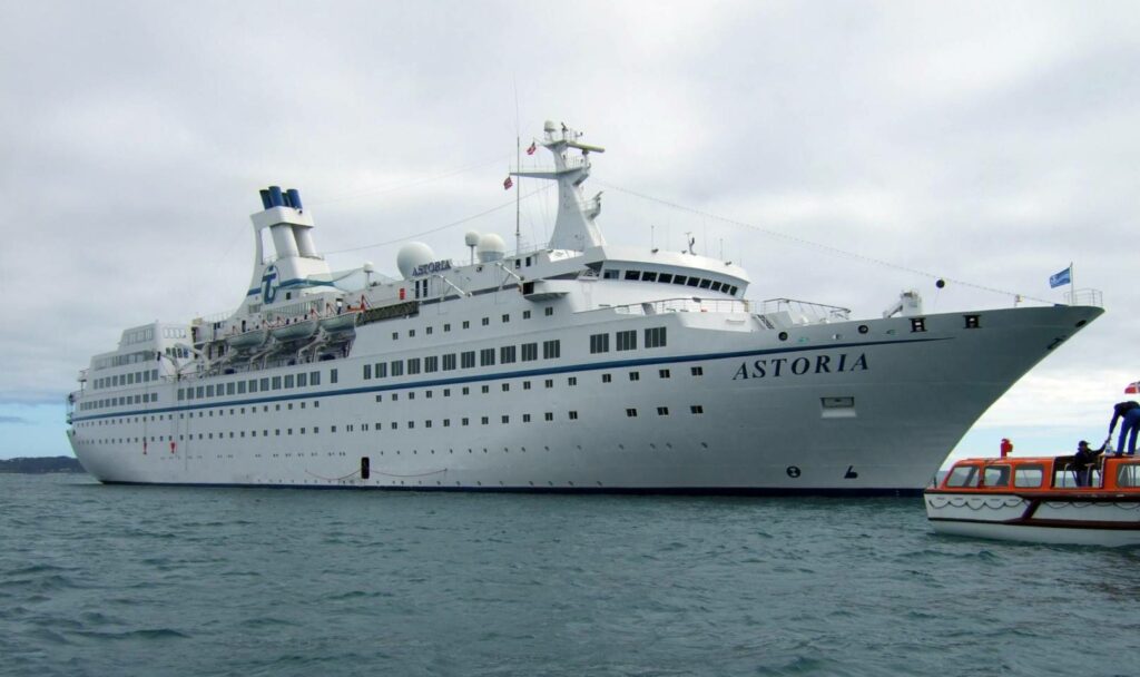 MS Astoria vor Guernsey am 16. September 2007