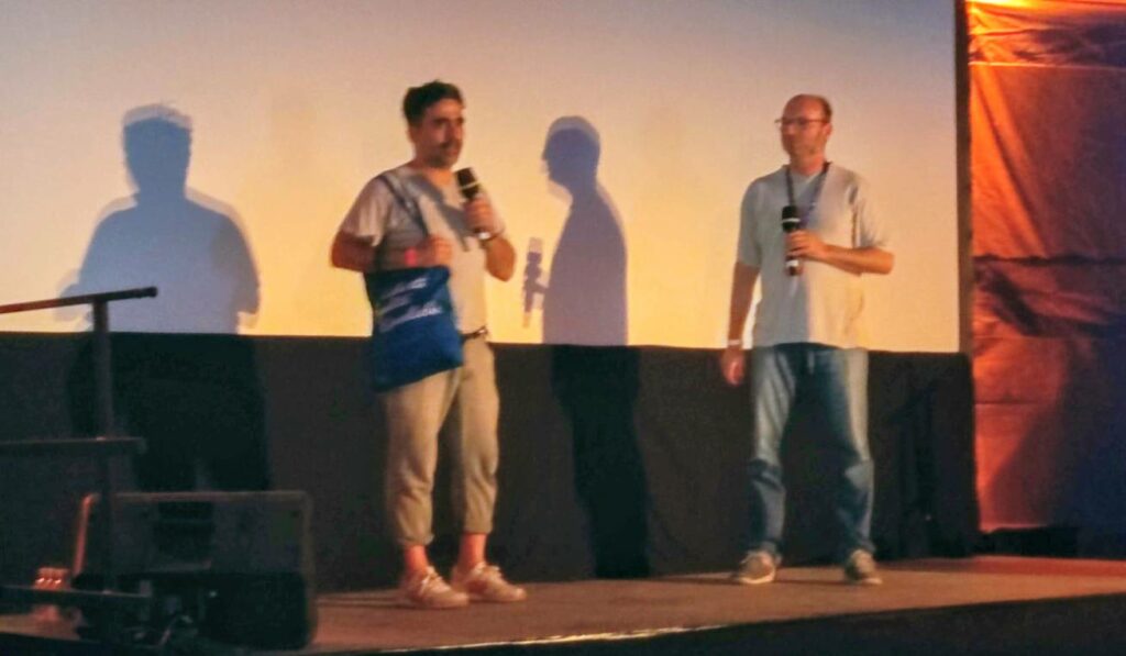 Liebe D-Mark und Tod - Regisseur Cem Kaya (links) bei der Vorstellung seines Films auf dem Watt en Schlick Fest 2022