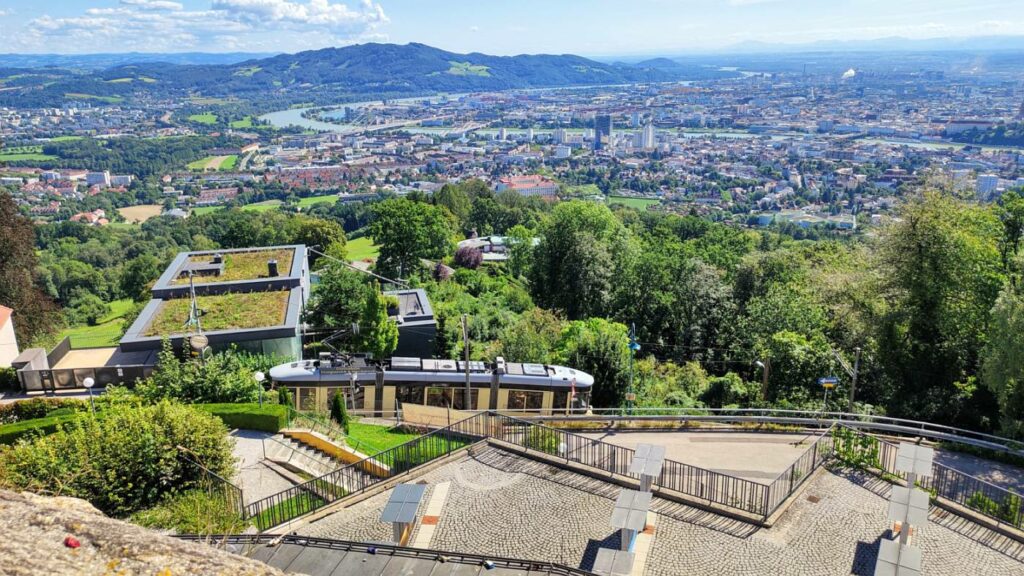 Pöstlingbergbahn - steilste Eisenbahn der Welt (hier unterhalb der Aussichtsplattform, kurz nach Abfahrt von der Bergstation)