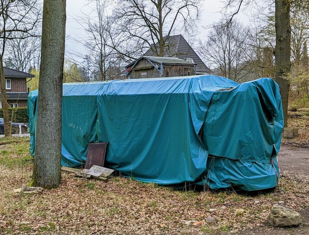 seit Jahren unter Planen abgestellt: ehemaliger Triebwagen K