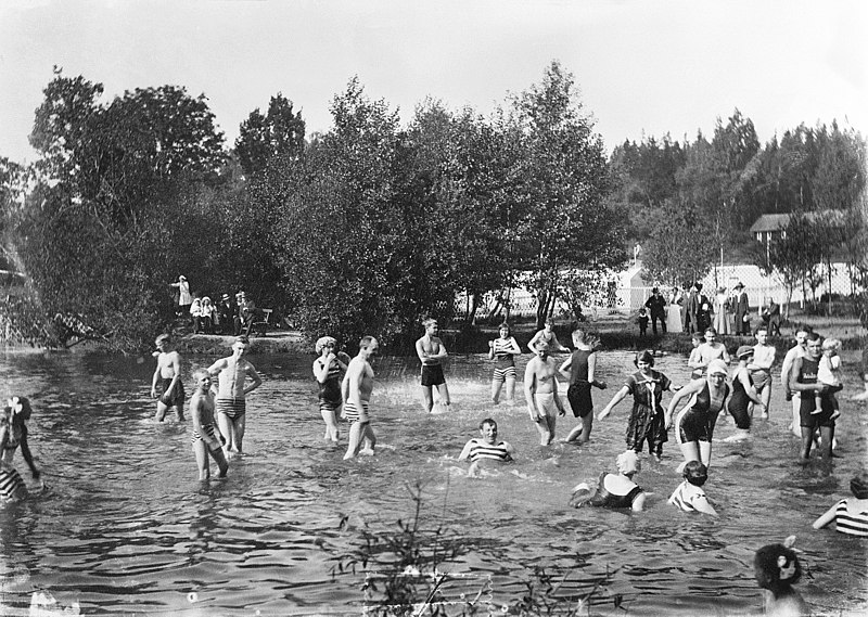 keine Geschlechtertrennung beim Baden: gemeinsames  Baden Stadtbad in Stockholm ca. 1915