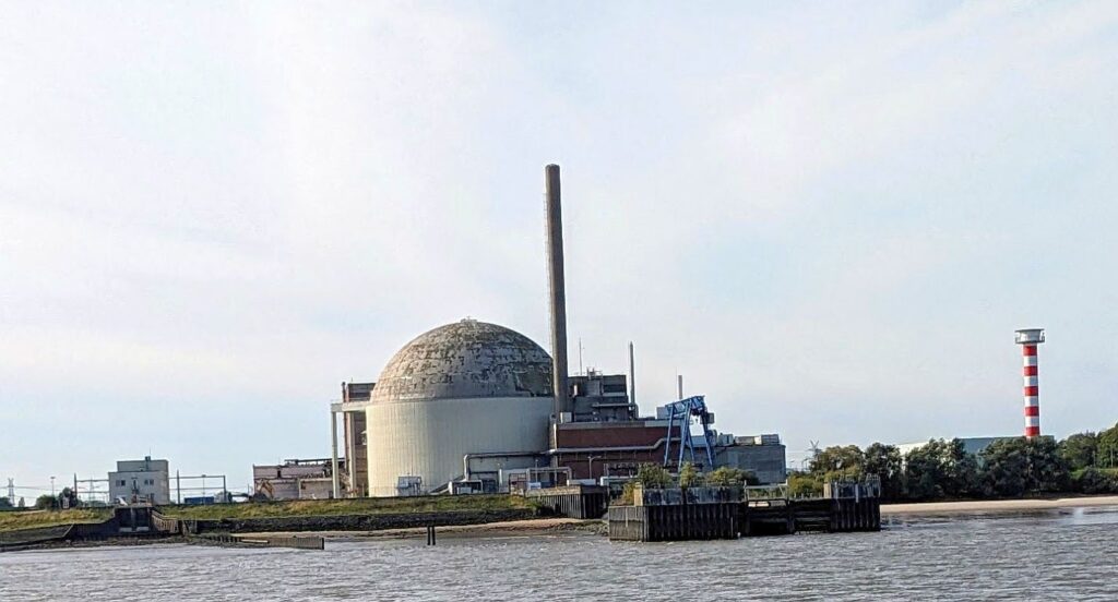 ehemaliges Atomkraftwerk Stade, von der Elbe gesehen, Oktober 2023