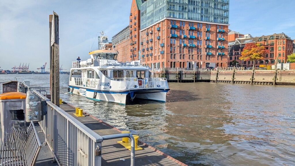 Elbfähre Stade Hamburg Elblinien Liinsand bei einer ihrer letzten Fahrten am Anleger Hamburg Fischmarkt Foto 18. Oktober 2023